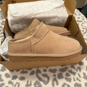 UGG Classic Slippers - Sand